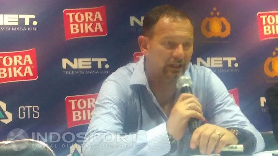 Pelatih Persib Bandung, Dejan Antonic saat Konferensi pers. Copyright: &copy; Ginanjar/INDOSPORT